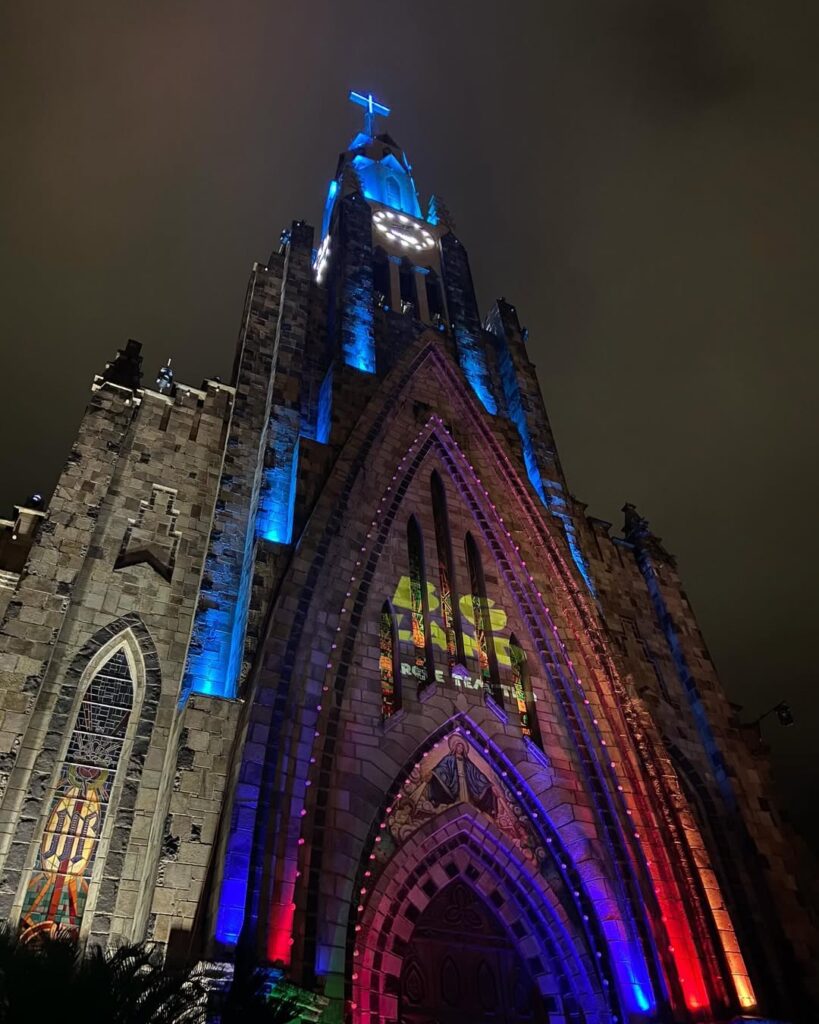 Frente da Catedral Iluminada a noite.