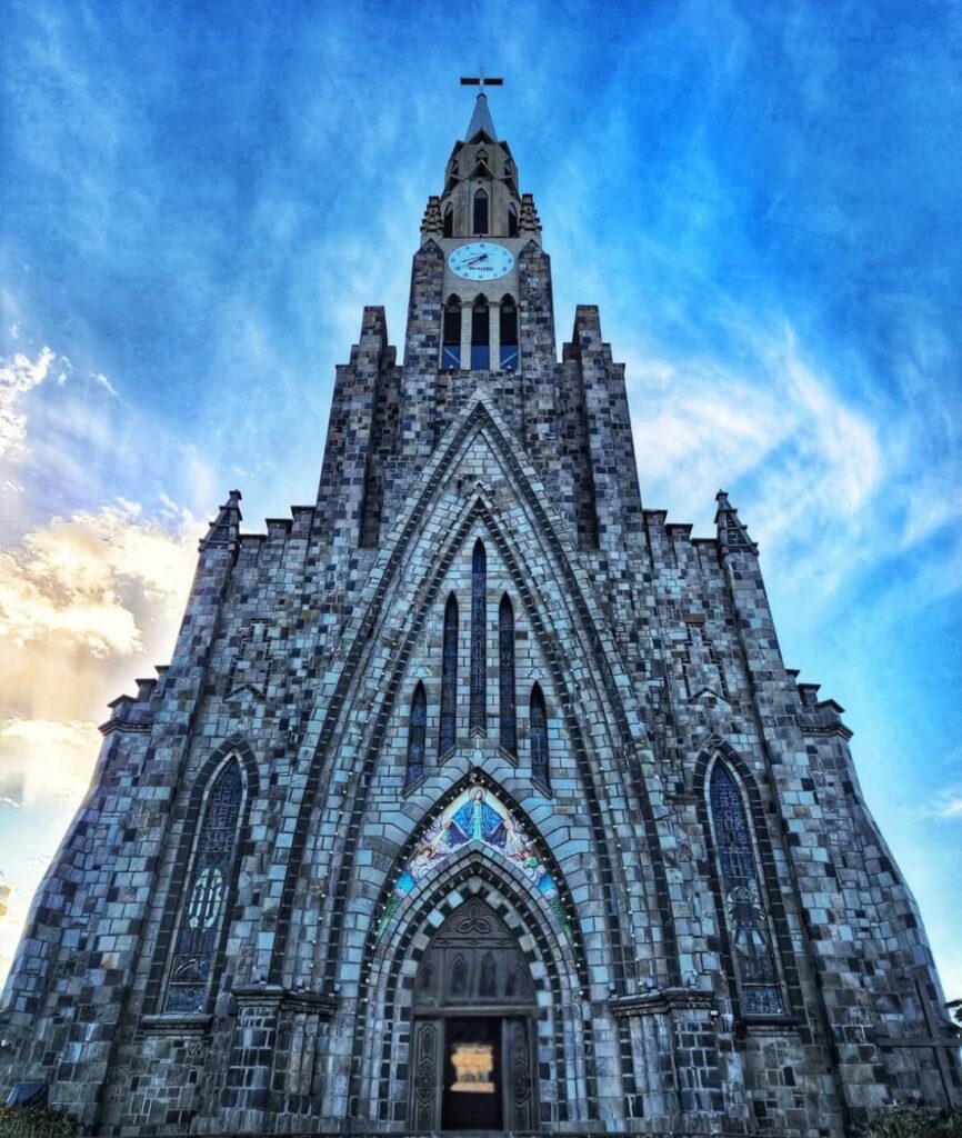 Catedral de Pedra, Paróquia de Nossa Senhora de Lourdes;