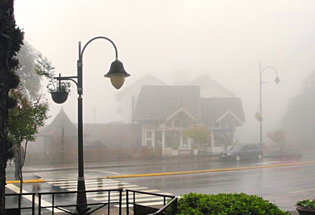 Ruas de Gramado com Neblina em Dias de chuvas.