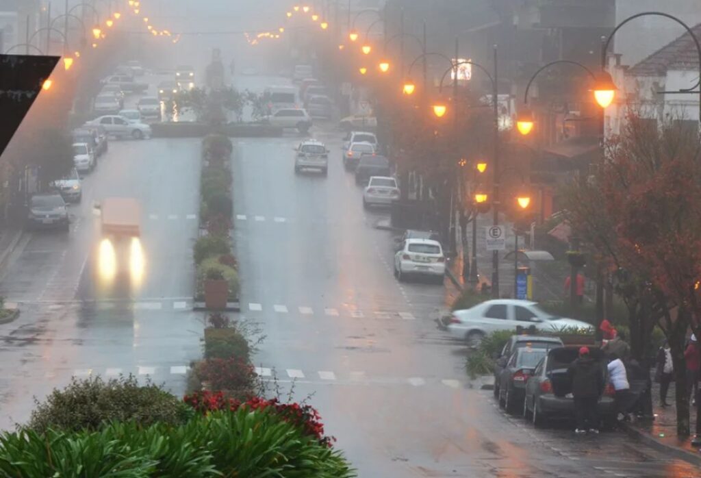 Neblina no centro de Gramado.