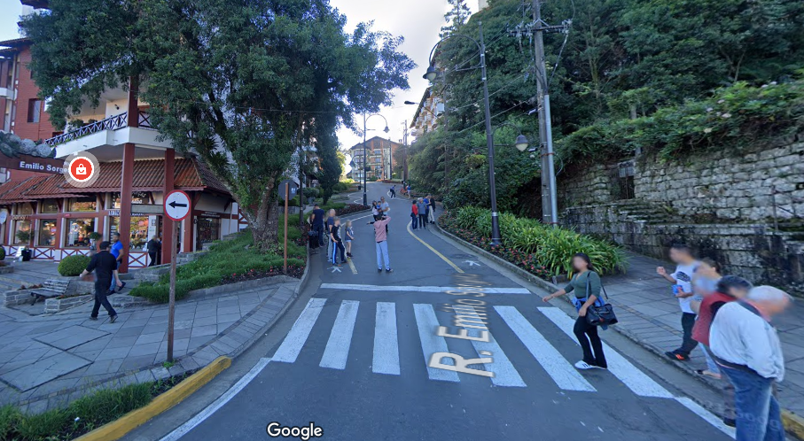 Pessoas caminhando na Rua Torta em Gramado.