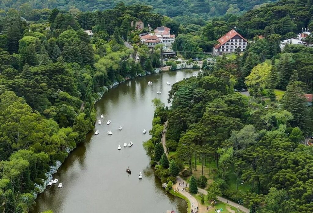 Foto aérea do Lago Negro. Barcos e pedalinho na água do lago.