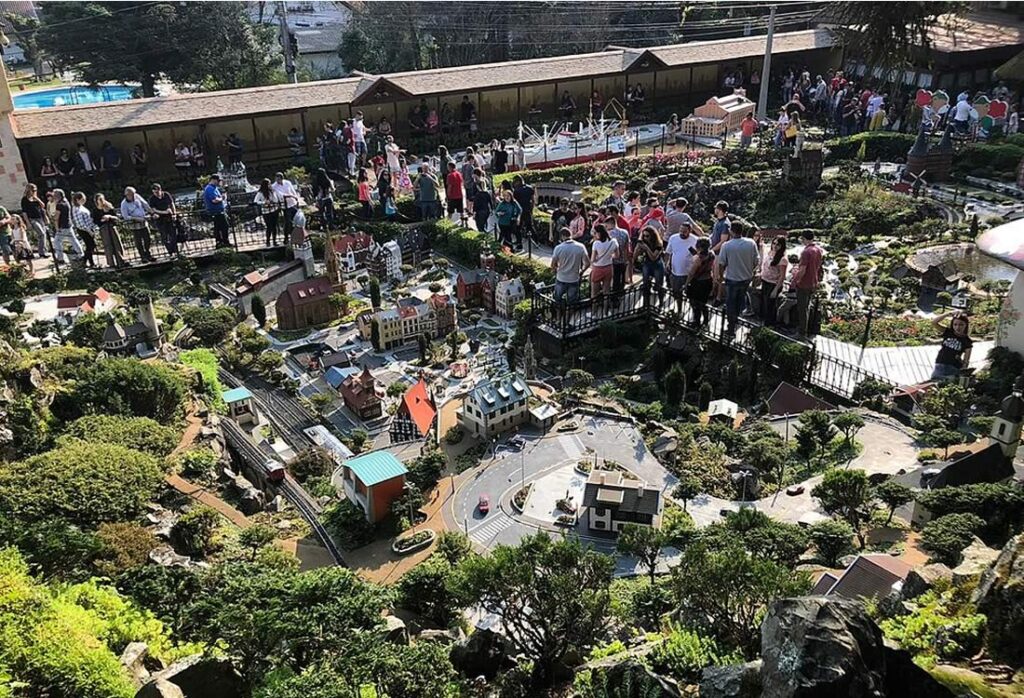 Pessoas visitando o mini mundo em Gramado.