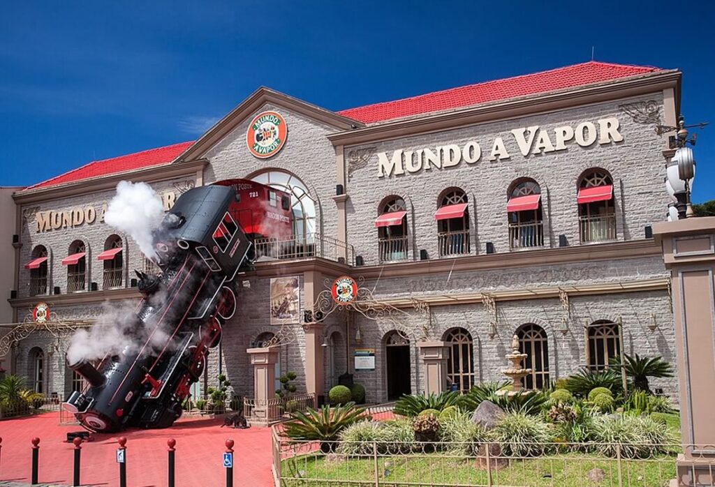 Trem caído em frente ao parque Mundo a Vapor.