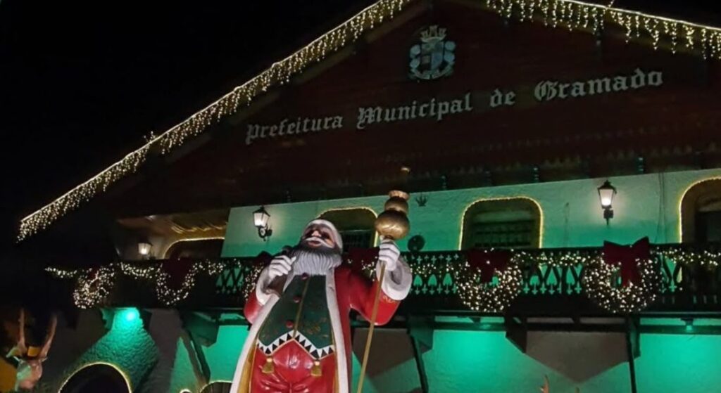 Papai Noel em Frente a Pref. de Gramado.