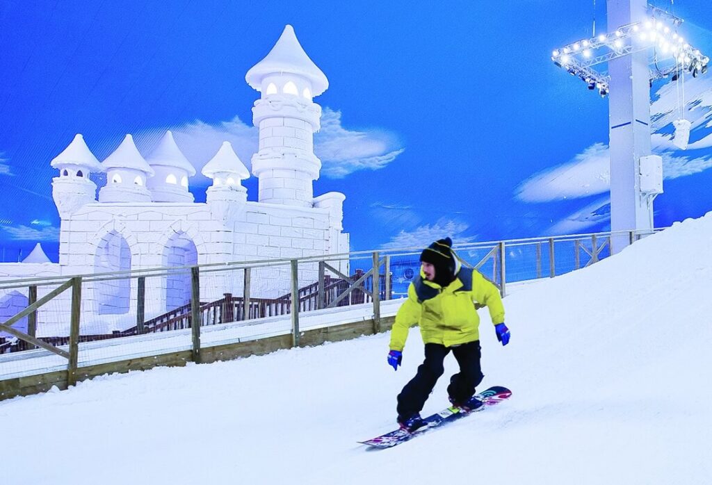 Pessoa descendo esquiando no snowland em gramado.