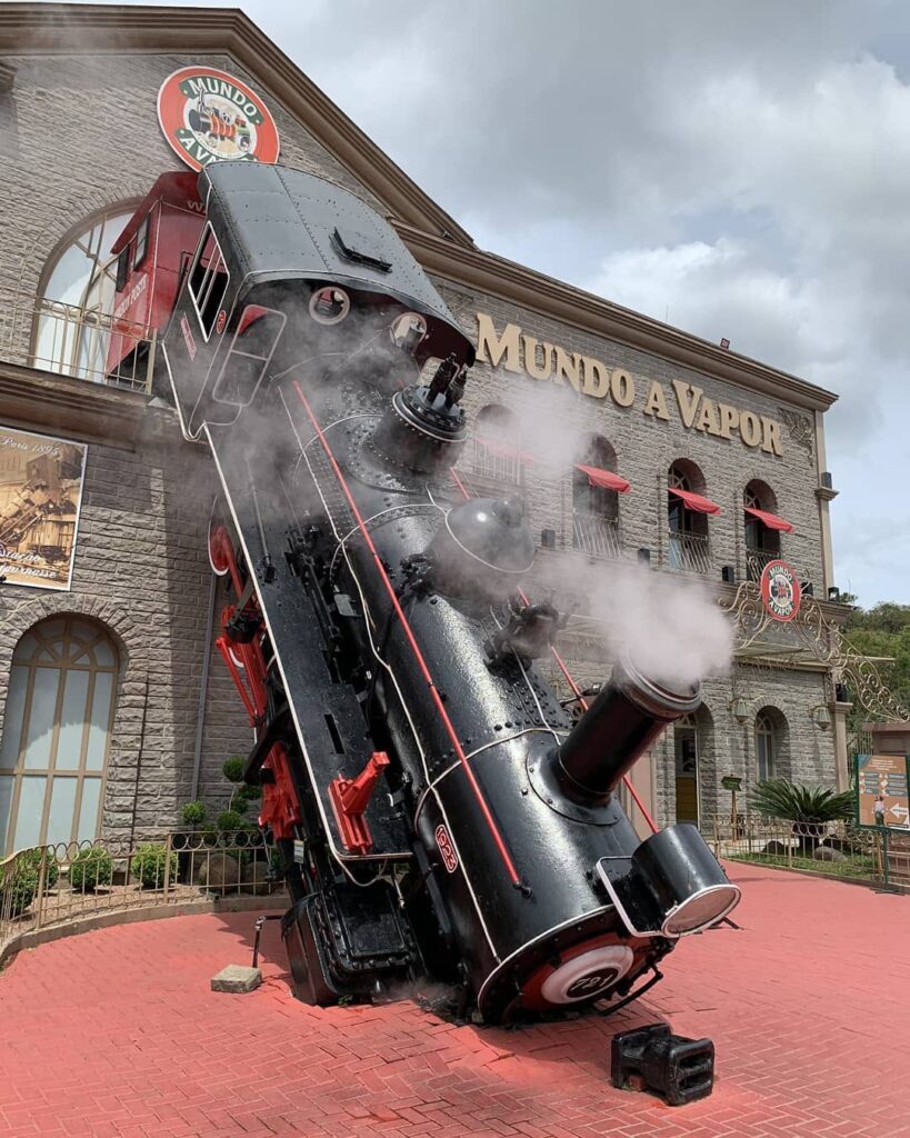 Trem caído em frente ao mundo a vapor em Gramado.