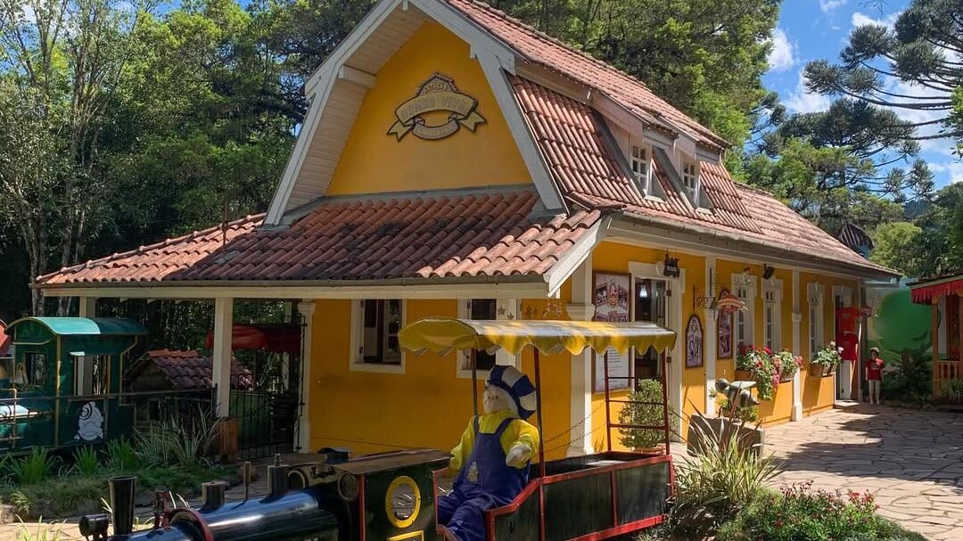 Foto de estação de trem no parque do Caracol.
