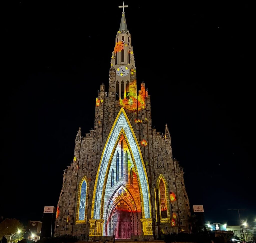 Catedral de Pedra de Canela, foto noturna, céu escuro