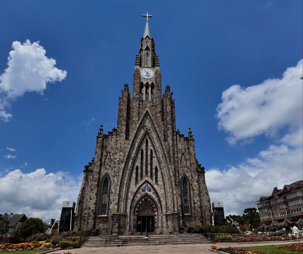Foto da Catedral de Pedra vista de frente.
