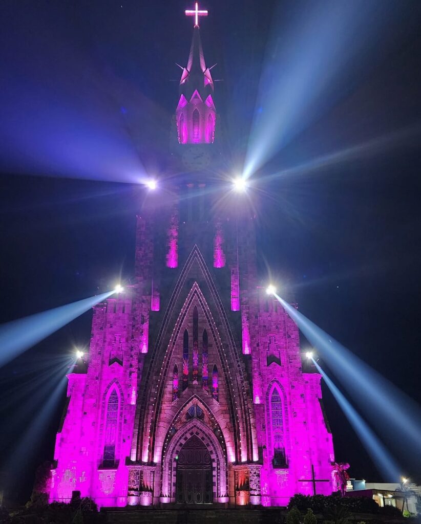 Catedral de Pedra Iluminada a noite.