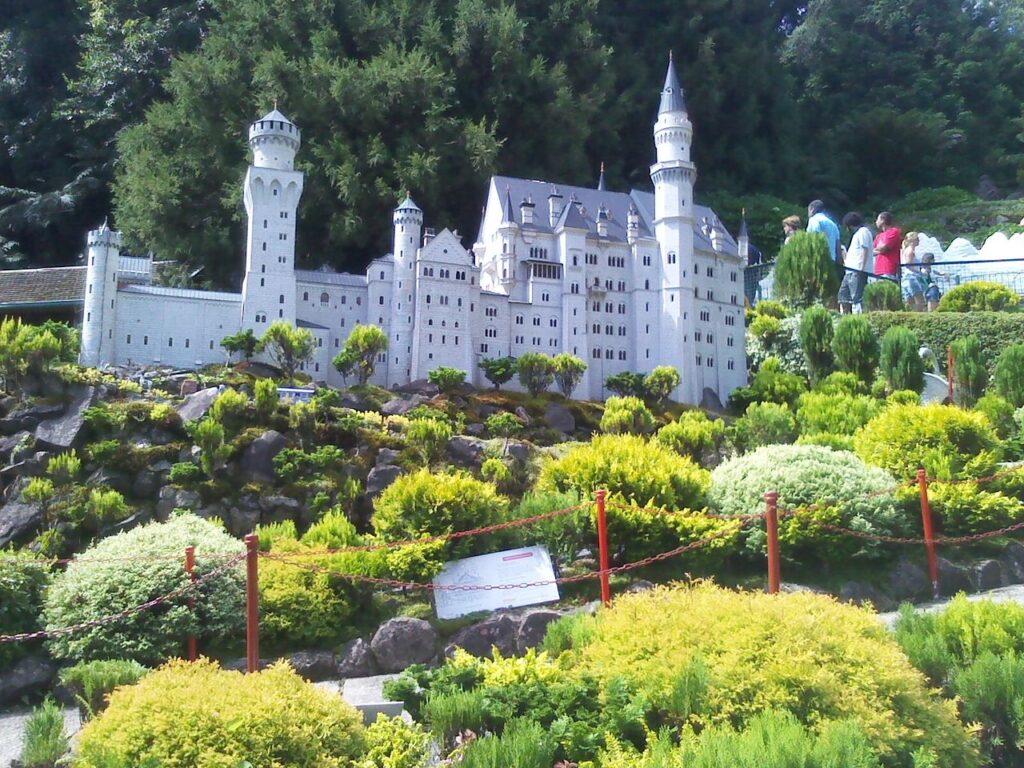 Pessoas visitando o mini mundo em Gramado.
