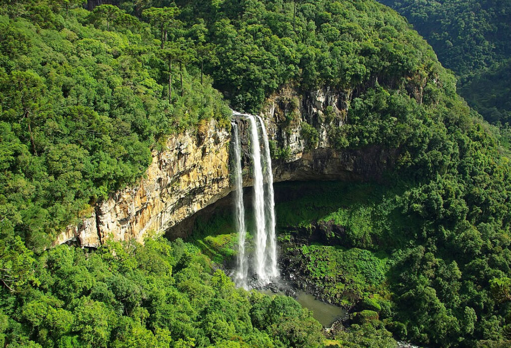 Foto de drone da Cascata Caracol em Canela.