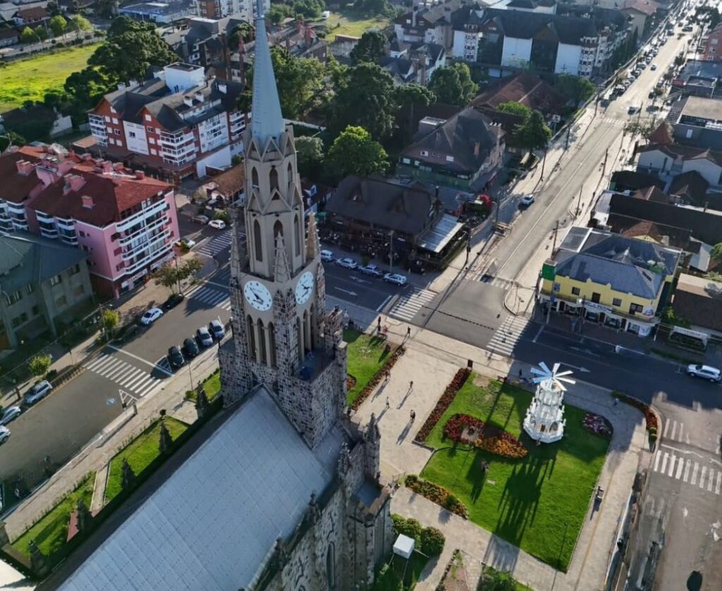 Foto da Catedral de Pedra de Canela vista do alto.