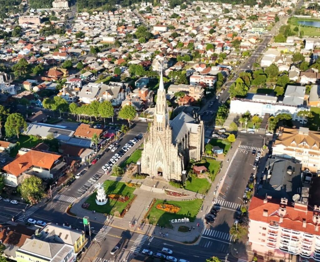 Foto da Catedral de Pedra vista do alto.