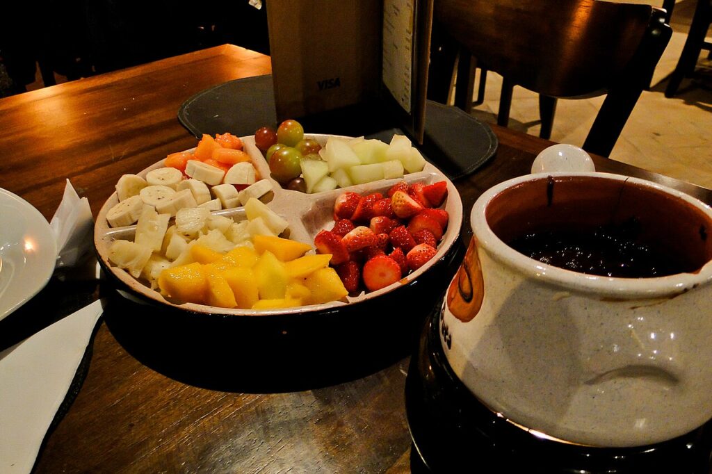 Mesa posta com fondue.