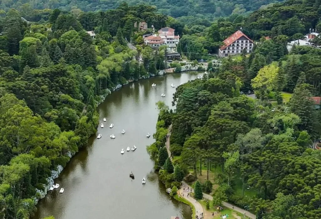 Imagem de drone do lago negro de Gramado.