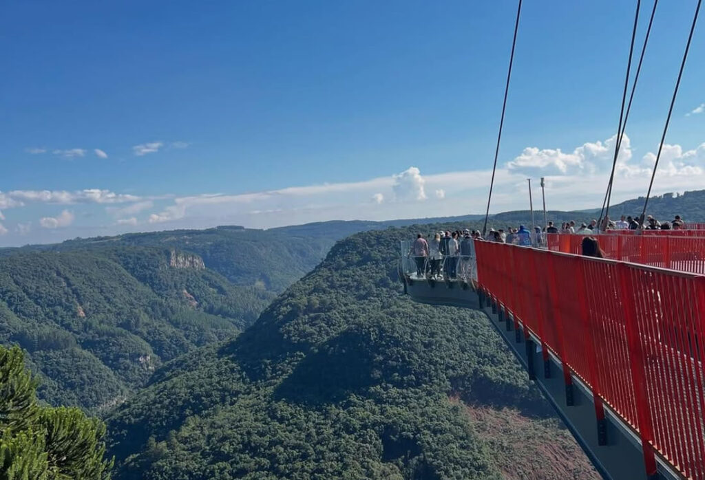 Fota da lateral da plataforma de ferro de vidro, Skyglass em Canela.
