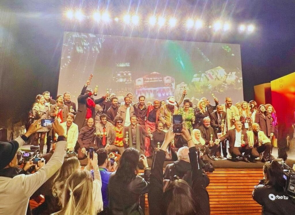 Momento em que pessoas estão celebrando no palco