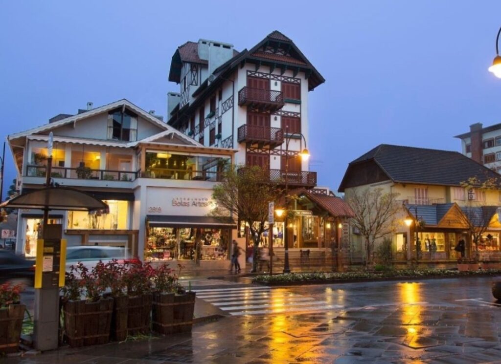 Rua central de Gramado, noite, rua molhada.