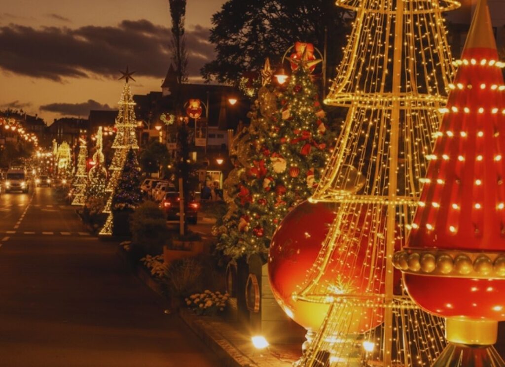 Foto da Avenida Borges de Medeiros em Gramado. Iluminação e decoração para o Natal Luz.